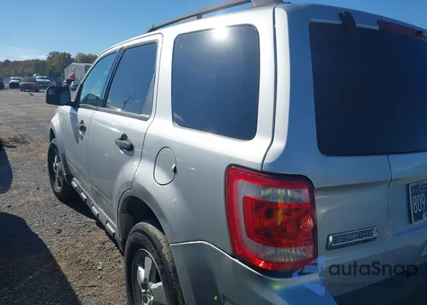 2010 Ford Escape Xlt z USA, uszkodzony, nr VIN 1FMCU0D74AKA41936